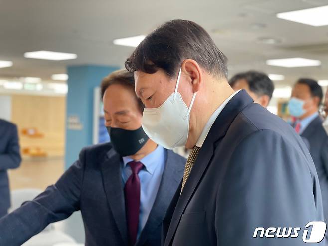 대권 행보에 나선 윤석열 전 검찰총장이 2일 서울 동작구 김영삼 대통령 기념도서관을 방문해 김현철 김영삼민주센터 상임이사의 설명을 듣고 있다. (윤석열 캠프 제공) 2021.7.2/뉴스1 © News1 오대일 기자