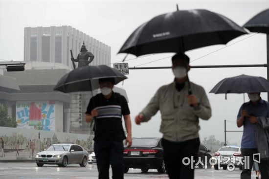 서울 광화문 사거리에서 우산을 쓴 시민들이 출근길 발걸음을 재촉하고 있다. /문호남 기자 munonam@