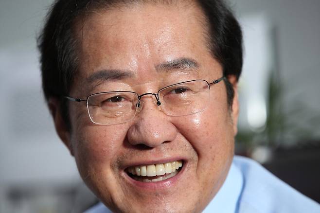 홍준표 국민의힘 의원이 1일 오후 국회 의원회관에서 <한겨레>와 인터뷰 하고 있다. 김봉규 선임기자 bong9@hani.co.kr