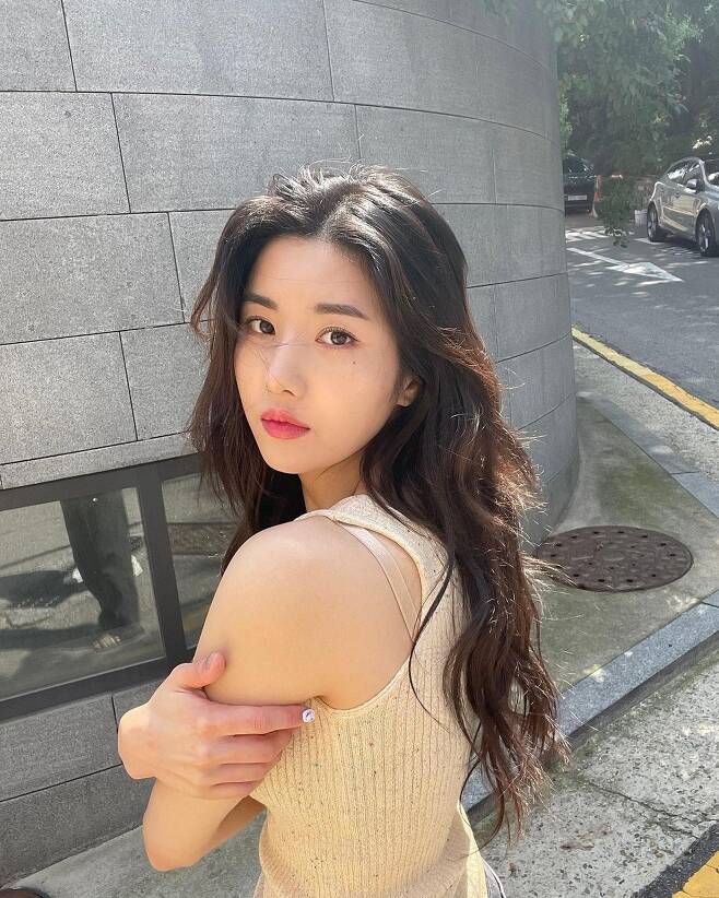 IZ*ONE singer Kwon Eun-bi has released a more mature beauty.On the afternoon of the afternoon, Kwon Eun-bi released several photos of Ice cream emoticons along with a short article Lets go to eat Ice cream through personal Instagram.Kwon Eun-bi in the public photo is a beige sleeveless top and a gray denim match.Then, the long hair with the wave, the clear features, and the languid expression harmonized to create a mature atmosphere.The netizens who saw this had various reactions such as I will buy my sister Ice cream, Your sister and My sister is so beautiful.iMBC  Photo Source Kwon Eun-bi Instagram