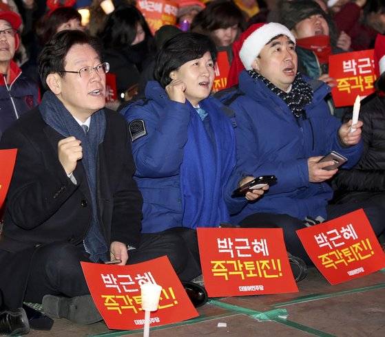 2016년 12월 24일 박근혜 대통령 하야를 촉구하는 9차 촛불집회에 참석한 이재명 경기지사(왼쪽)와 추미애 전 법무부 장관(가운데)의 모습. 당시 이 지사는 박근혜 전 대통령 탄핵을 여권에서 가장 먼저 주장하면서, 일약 전국적인 인지도를 얻게 된다. 중앙포토.