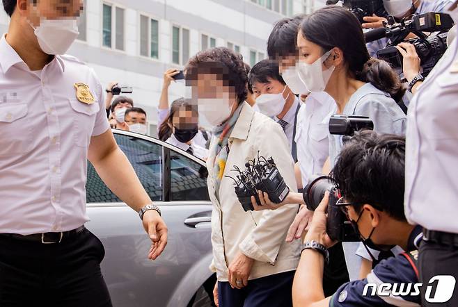 (의정부=뉴스1) 박세연 기자 = 의료법 위반과 특정경제범죄 가중처벌 등에 관한 법률상 사기 혐의를 받는 윤석열 전 검찰총장의 장모인 최모씨가 2일 오전 경기도 의정부시 의정부지방법원에서 1심 선고에 공판에 출석하고 있다.   최모씨는 이번 재판에서 징역3년을 선고 받고 법정구속됐다. 2021.7.2/뉴스1