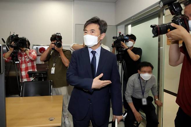 [서울=뉴시스]김병문 기자 = 이현주 4·16 세월호 참사 증거자료의 조작·편집 의혹 사건 진상규명을 위한 특별검사가 15일 오후 서울 강남구 세월호 특검 사무실에서 4.16세월호참사 가족협의회와 면담에 앞서 유가족들을 안내하고 았다. 2021.06.15. dadazon@newsis.com