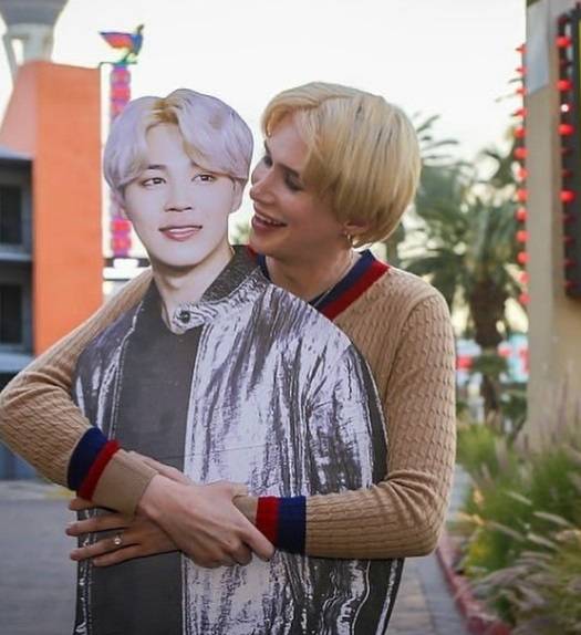 2020년 10월 올리 런던이 BTS 멤버 지민의 대형 판넬을 안고 있는 모습. [올리 런던 인스타그램]