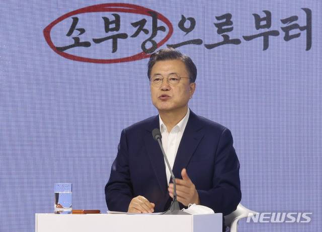 [서울=뉴시스]김진아 기자 = 문재인 대통령이 2일 서울 강남구 코엑스에서 열린 대한민국 소재·부품·장비산업 성과 간담회에서 발언하고 있다. 2021.07.02. bluesoda@newsis.com