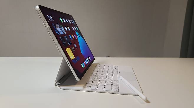 매직 키보드를 장착한 아이패드 프로 5세대.