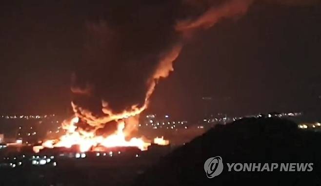 시흥 시화공단 제조업체서 큰불…진화 중 (시흥=연합뉴스) 2일 오후 10시 7분께 경기 시흥시 정왕동 시화공단에 있는 한 제조업체에서 불이 나 소방당국이 진화 중이다. 2021.7.2 [독자 제공. 재판매 및 DB 금지] you@yna.co.kr