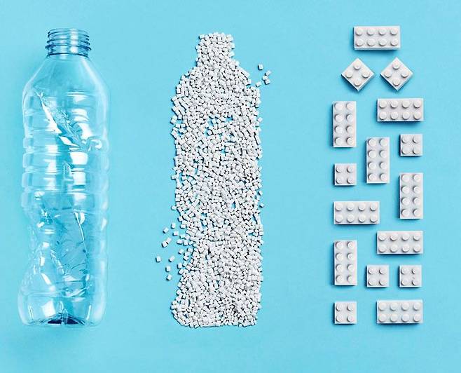 페트병(왼쪽)에서 추출한 플라스틱(가운데)으로 만들어진 레고 브릭. /레고