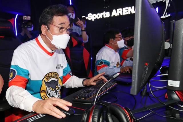 민주당 대선 후보인 이낙연 전 더불어민주당 대표가 지난달 30일 오후 광주 조선대 해오름관 e스포츠경기장에서 e스포츠산업학과 학생들과 게임을 선보이고 있다. 뉴스1