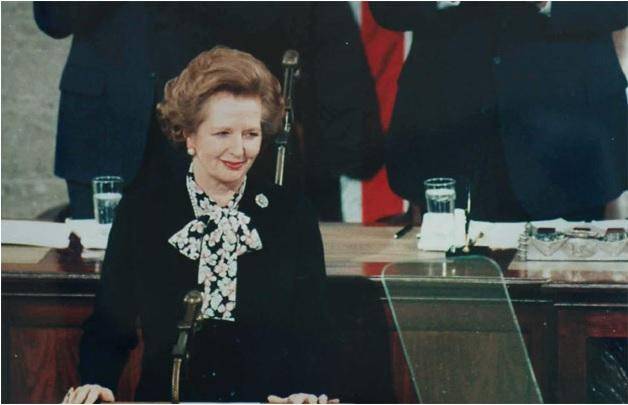 목 둘레를 리본으로 묶는 '푸시 보우(push bow)' 블라우스를 입고 진주 귀걸이를 착용한 마거릿 대처 영국 총리의 모습. 공식 홈페이지 캡처