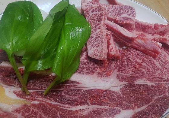 울릉도 생명이와 울릉약소. 천상의 궁합이다. 손민호 기자