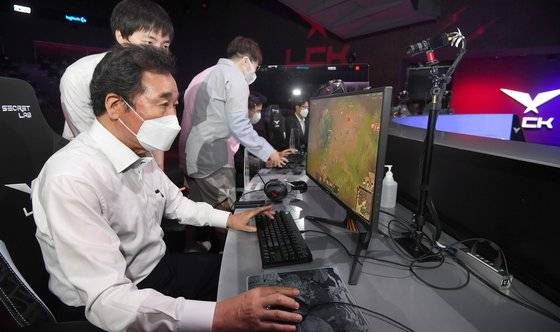 이낙연 민주당 전 대표가 지난달 14일 서울 종로구 E스포츠 롤파크 경기장에서 ‘리그오브레전드’ 게임을 체험하고 있다. [국회사진기자단]