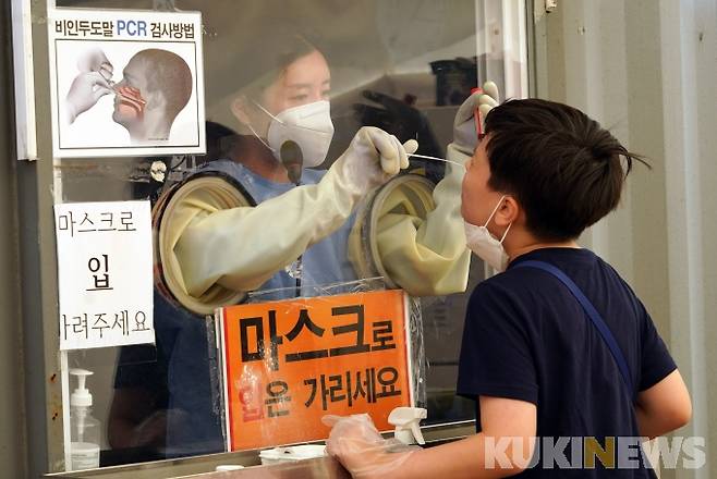 2일 오후 서울 용산역 코로나19 임시선별진료소에서 의료진이 진단 검사를 하고 있다. (2021.07.02) 박효상 기자