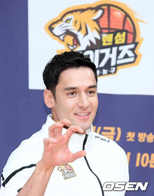 [OSEN=조은정 기자] 9일 오후 서울 양천구 목동 SBS 에서 SBS 새 예능 ‘진짜 농구, 핸섬타이거즈’ 제작발표회가 열렸다.모델 줄리엔 강이 포즈를 취하고 있다. /cej@osen.co.kr