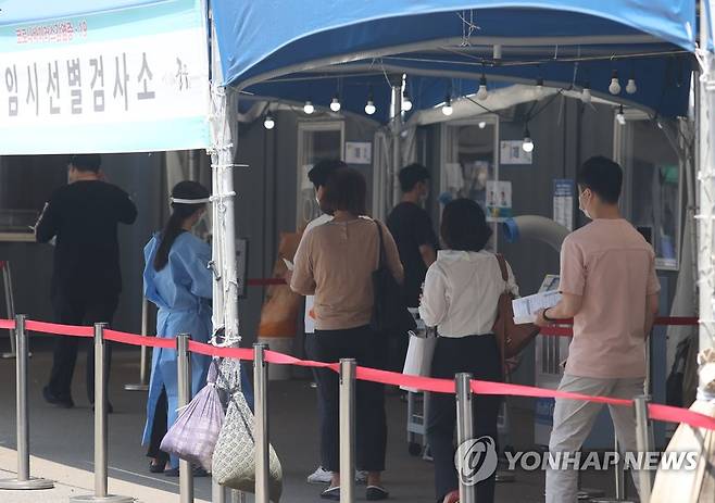 분주한 선별검사소 (서울=연합뉴스) 신준희 기자 = 2일 서울역에 마련된 코로나19 임시 선별검사소에 시민들이 검사를 기다리고 있다. 2021.7.2 hama@yna.co.kr