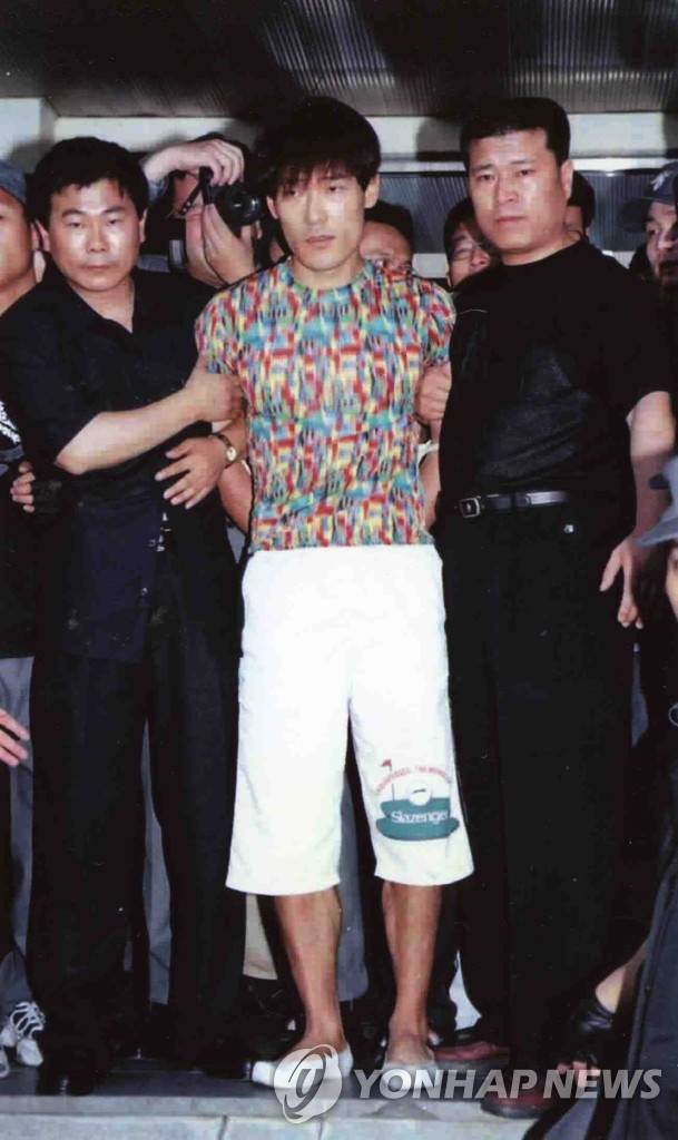 탈옥수 신창원 (대구=연합뉴스) 박순기 기자 = '희대의 탈옥수' 신창원. 지난 1999년 7월 검거됐던 모습.  2009.8.12 parksk@yna.co.kr[연합뉴스 자료사진]