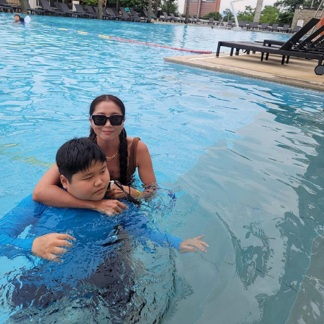 Actor Oh Yoon-ah has released a photo of him at a hotel pool with Son.Oh Yoon-ah said on his instagram on the 4th, Yesterday rain came, but Min-yi played well ~ I played well.I have to meet Siyoung by chance in the meantime ~ Now I have to earn money again ~ Thank you ~ Happy week and posted a picture.The photo shows Oh Yoon-ah and Son Min-yi playing in the pool.Oh Yoon-ah and the beautiful son Min-yi, who boasted a lovely beautiful look with their hair and hair, give a warm feeling.Oh Yoon-ah also posted a photo of Lee Si-young, who happened to meet on the day, and the two in the photo showed off their superior beautiful looks.On the other hand, Oh Yoon-ah is in charge of TVN STORY Don Touch Me MC and will appear in JTBCs new drama Flying Butterfly scheduled to be broadcast in the second half of this year.