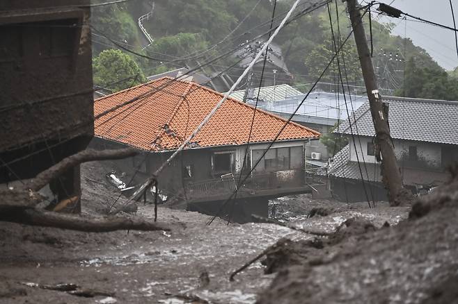 산사태가 쓸고 내려간 일본 시즈오카 현 아타미 시. AFP=연합뉴스