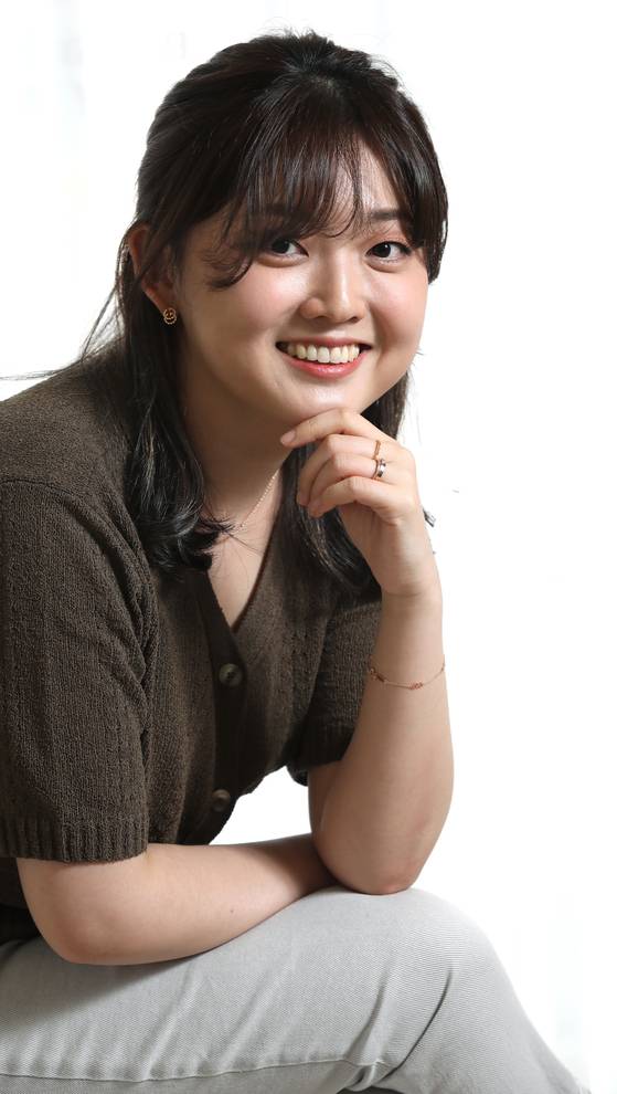 Webtoonist Namsoo, the author of Naver Webtoon series ″Romance 101,″ sits down for an interview with the Korea JoongAng Daily at a cafe in western Seoul. [PARK SANG-MOON]