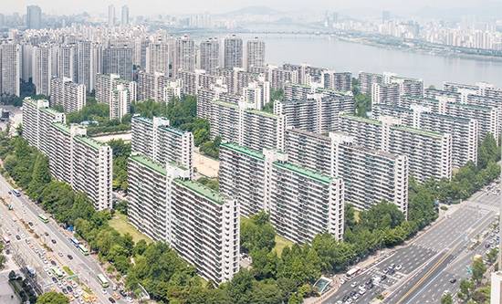 20년 넘은 낡은 아파트값 상승세가 가파르자 재건축을 기다리며 거주하는, 이른바 ‘몸테크’가 확산되고 있다. 사진은 준공 44년 차로 재건축 연한을 훌쩍 넘긴 서울 송파구 ‘잠실주공5단지’ 전경. <매경DB>