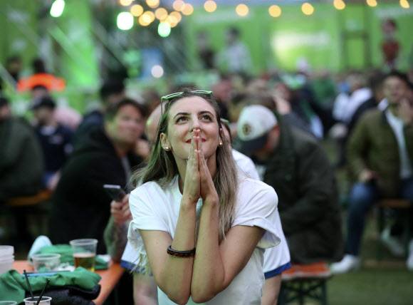 잉글랜드 축구팬이 3일(현지시간) 영국 뉴캐슬에서 잉글랜드와 우크라이나의 ‘유로 2020’ 8강전 경기를 관람하고 있다.AP 연합뉴스