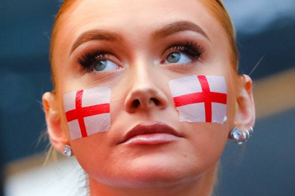 잉글랜드 축구팬이 3일(현지시간) 영국 런던 크로이던의 박스파크에서 잉글랜드와 우크라이나의 ‘유로 2020’ 8강전 경기를 관람하고 있다.EPA 연합뉴스