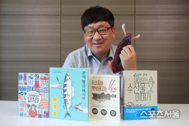 ‘입질의 추억’ 김지민 작가가 본지와 인터뷰 뒤 사진 촬영에 임하고 있다. 이용수기자