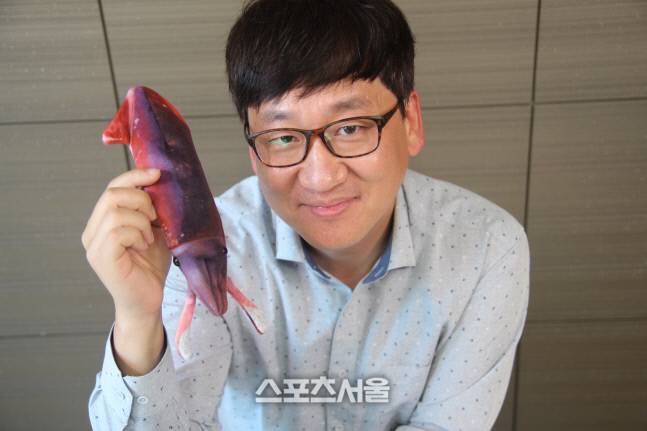 ‘입질의 추억’ 김지민 작가가 본지와 인터뷰 뒤 포즈를 취하고 있다. 이용수기자