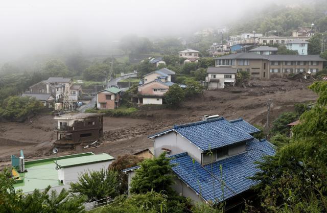 일본 시즈오카현 아타미(熱海)시 아즈산(伊豆山)에서 3일 오전 산사태가 발생, 토사가 주택지를 덮친 모습. 아타미=교도 연합뉴스