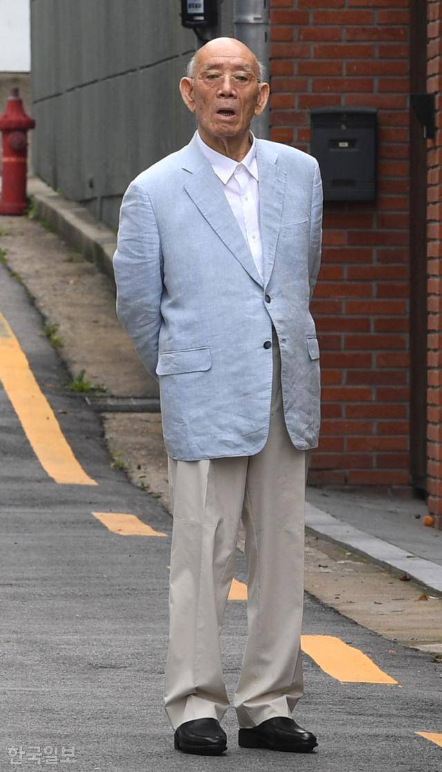 전두환 전 대통령이 5일 오전 10시 30분께 뒷짐을 진 채 혼자서 서울 연희동 자택 앞 골목을 거닐다 기자를 발견하고는 "당신 누구요!"라며 고함을 치고 있다. 홍인기 기자