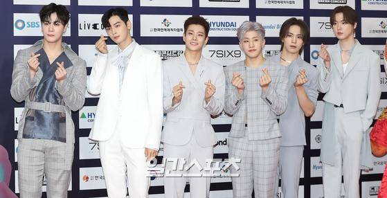 그룹 아스트로가 26일 오후 서울 마포구 서울월드컵경기장에서 진행된 ‘제 27회 드림콘서트’ 레드카펫 행사에 참석해 포토타임을 갖고 있다. 박세완 기자 park.sewan@jtbc.co.kr / 2021.06.26/