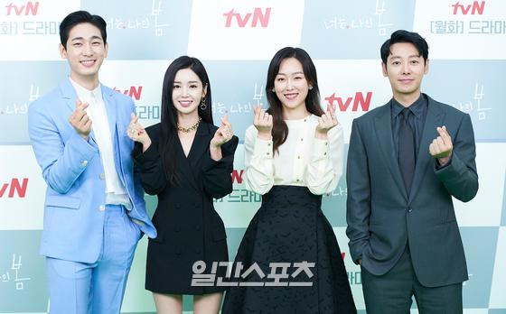 배우 윤박, 남규리, 서현진, 김동욱이 5일 오후 온라인 생중계로 진행된 tvN 월화 드라마 '너는 나의 봄' 제작발표회에 참석해 포토타임을 갖고 있다. 드라마 '너는 나의 봄'은 저마다의 일곱 살을 가슴에 품은 채 '어른'이라는 이름으로 살아가는 이들이 살인사건이 일어난 건물에 모여 살게 되며 시작되는 이야기를 그린다. (사진제공 : CJ ENM)