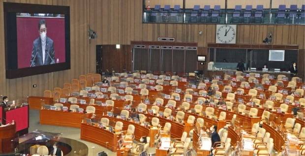 21대 국회에서 지난해 12월까지 의결된 법안 385건 가운데 더불어민주당 의원이 발의한 법안은 354건(91.9%)인 것으로 나타났다. 여야 간 의견차가 컸던 쟁점 법안도 과반수인 민주당이 강행처리한 때문으로 분석된다. 야당은 “다수의 횡포”라고 반발하고 있어 민주적 의사결정방법에 대한 의문을 제기한다. /뉴스1