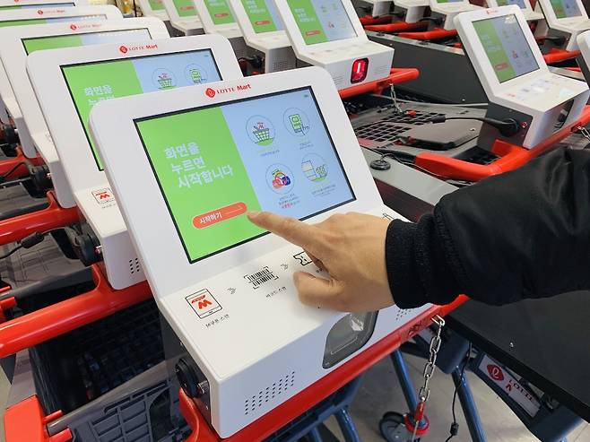 카트 안에 설치된 리더기에서 고객이 구매한 상품을 카트자체에서 바로 결제가 가능한 스마트카트. /사진제공=롯데정보통신