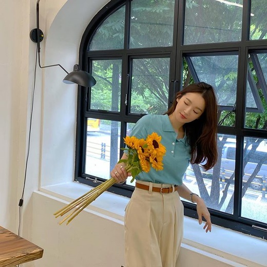 Group Davichi member Kang Min-kyung showed Hwasa Daily Look.Kang Min-kyung posted two photos on his instagram on the 5th with a comment Nasae?Kang Min-kyung posed naturally, looking at the sunflower in his hand, and the fashion of Kang Min-kyung, which is as Hwasa as sunflower, catches the eye.Kang Min-kyung, who often presents styling that matches slacks and Piquet T-shirt.The day also featured a pair of Hwasa sky blue-colored Piquet T-shirts and light beige-colored slacks, which create a simple yet sophisticated atmosphere.In the other photos, he enjoys a walk comfortably. Kang Min-kyung reveals the aspect of a fashionista who does not wear it even when walking.The netizens who encountered the photos responded by leaving comments such as My sister is still cool today and Ming wish.Meanwhile, group Davichi, which Kang Min-kyung belongs to, released a new song Just hug me in April.