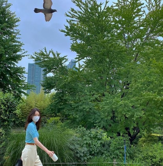 Group Davichi member Kang Min-kyung showed Hwasa Daily Look.Kang Min-kyung posted two photos on his instagram on the 5th with a comment Nasae?Kang Min-kyung posed naturally, looking at the sunflower in his hand, and the fashion of Kang Min-kyung, which is as Hwasa as sunflower, catches the eye.Kang Min-kyung, who often presents styling that matches slacks and Piquet T-shirt.The day also featured a pair of Hwasa sky blue-colored Piquet T-shirts and light beige-colored slacks, which create a simple yet sophisticated atmosphere.In the other photos, he enjoys a walk comfortably. Kang Min-kyung reveals the aspect of a fashionista who does not wear it even when walking.The netizens who encountered the photos responded by leaving comments such as My sister is still cool today and Ming wish.Meanwhile, group Davichi, which Kang Min-kyung belongs to, released a new song Just hug me in April.