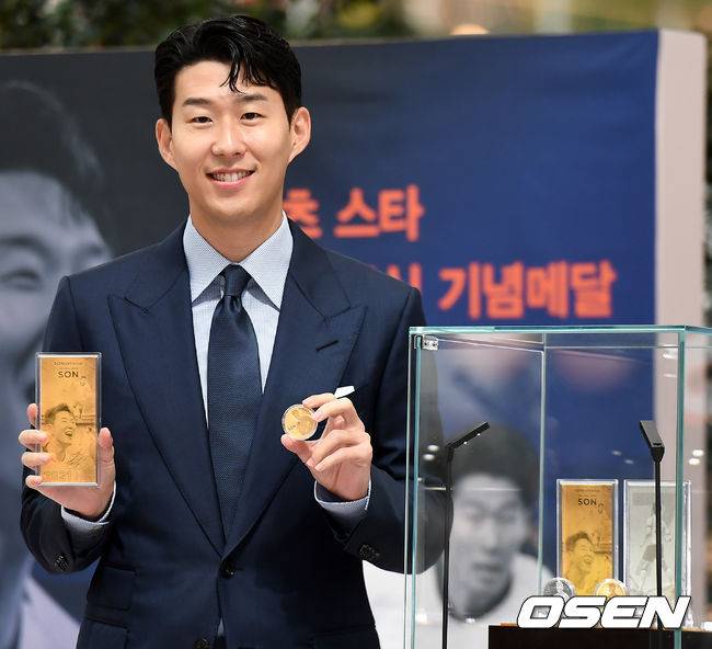 [OSEN=최규한 기자] 5일 오전 서울 여의도 더현대서울에서 한국조폐공사에서 제작한 ‘손흥민 기념메달’ 공개 행사가 열렸다.  손흥민이 행사에 참석해 기념 메달을 들고 포즈를 취하고 있다. 2021.07.05 / dreamer@osen.co.kr