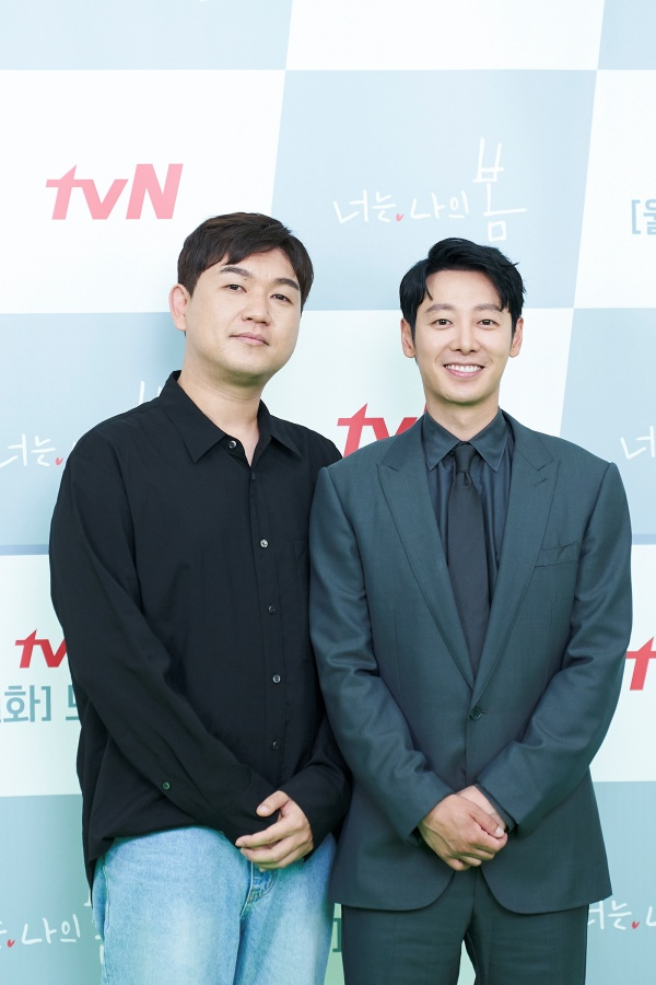 정지현 감독, 배우 김동욱 /사진=tvN