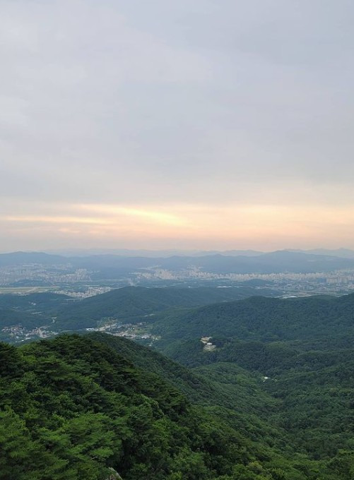 Actor Lee Si-young shares myeongdang place in CheonggyesanOn the 5th, Lee Si-young posted several photos and videos on his Instagram with the phrase The best myeongdang place sometimes sits like this when there is time to spare and 5.10 minutes is so dazed ..Lee Si-young has been on Cheonggyesan since early in the morning and has been diligent.The view of Seoul from the high place of Cheonggyesan attracted peoples admiration.Lee Si-young also attracted peoples attention by boasting humiliating visuals even in the appearance of a person close to a person.Meanwhile, Lee Si-young has a restaurant businessman and a marriage in 2017, son Jung Yoon.He is appearing on KBS Joy Selub Beauty 3 and played in the Netflix original series Sweet Home released last year.