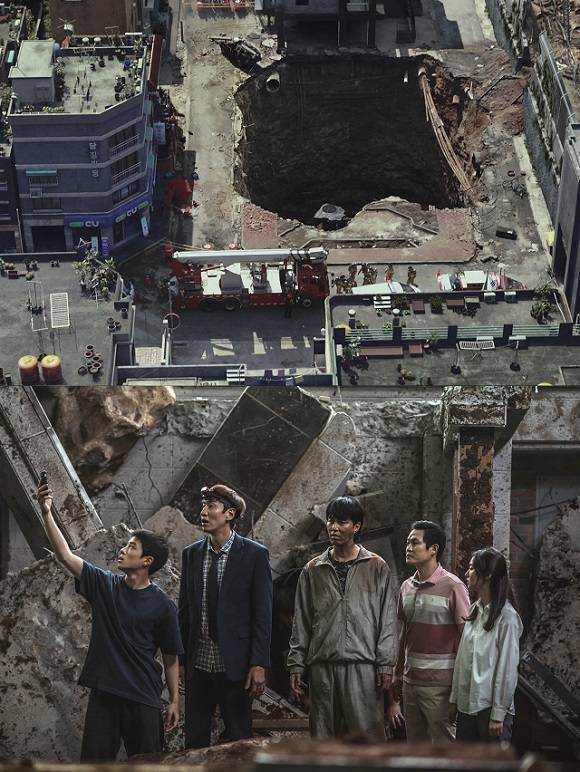 영화 '싱크홀'은 11년 만에 내 집 마련에 성공한 동원(김성균 분), 동원의 집들이를 온 동원의 직장 동료 김대리(이광수 분)와 인턴사원 은주(김혜준 분), 아들 승태(남다름 분)를 혼자 키우고 살아가는 '쓰리잡 프로참견러' 만수(차승원 분)가 한 순간에 지하 500m 싱크홀로 떨어져 벌어지는 이야기를 그린 재난 블록버스터 코미디 영화다. /쇼박스 제공