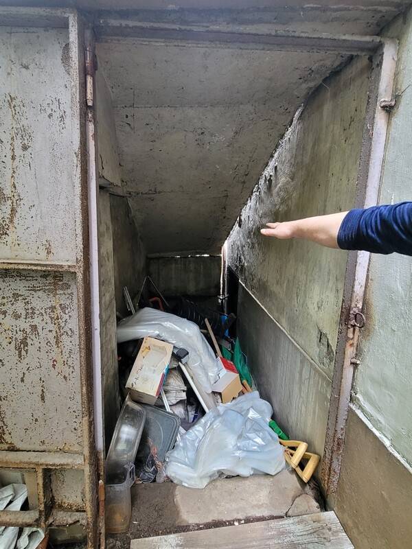 경비실 옆으로 난 지하실 창고. 한 동에 9개 정도가 있으며 계단 입구부터 내부까지 쓰레기가 꽉 들어차 있다.