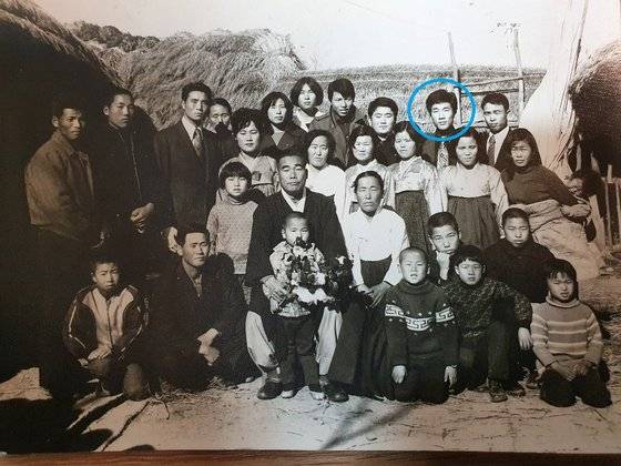 큰누나 결혼식 날 이낙연(동그라미) 전 대표의 고향집에 모인 7남매와 친지들.