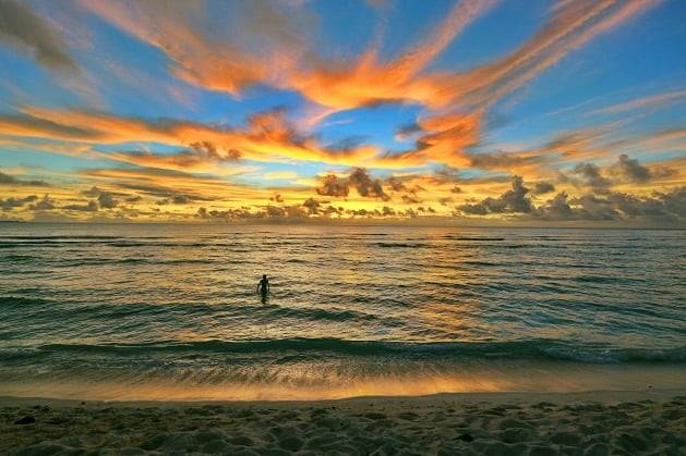 석양으로 붉게 물든 괌 해변의 바다 풍경 / 한경DB