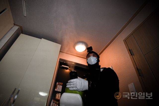 김 대표가 유품정리 현장에 들어서며 소독을 하고 있다. 오래 방치된 현장들이 많아 오염도가 높다.