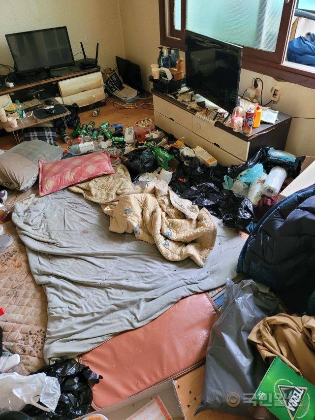 유족이나 집주인이 손쓰기 어려운 현장이 많다. 사진은 지난 1월 강원도 동해시의 어질러진 유품정리 현장. 김새별 대표 제공