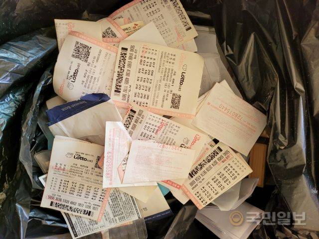 지난 1월 서울 강남구 유품정리 현장에서 로또와 복권이 잔뜩 나왔다. 가장 많이 발견되는 물건 중 하나다. 종이 몇 조각이 떠나간 이들의 마지막 동아줄이었을지도 모른다. 김새별 대표 제공