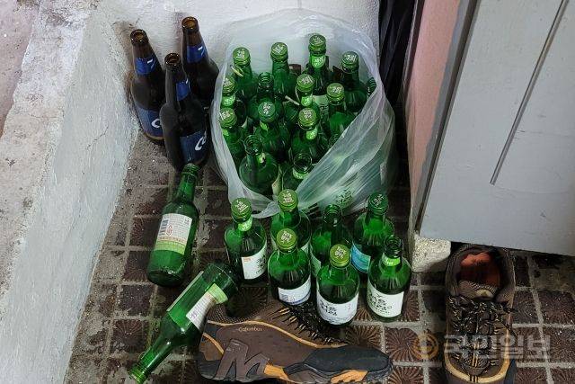 유품정리 현장에는 항상 술병이 쌓여 있다. 지난 2월 서울 강북구의 현장에서 발견된 빈 술병들. 김새별 대표 제공