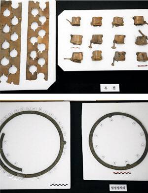 물시계 부속품인 ‘주전’으로 추정되는 동 제품(위)과 천문시계인 ‘일성정시의’.  연합뉴스