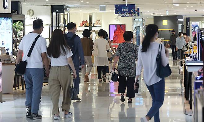 6일 서울 중구 소공동 롯데백화점 본점에서 소비자들이 쇼핑을 하고 있다. 뉴시스