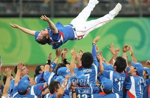 13년 전 베이징올림픽 우승 헹가래 받는 김경문 감독 [연합뉴스 자료사진]